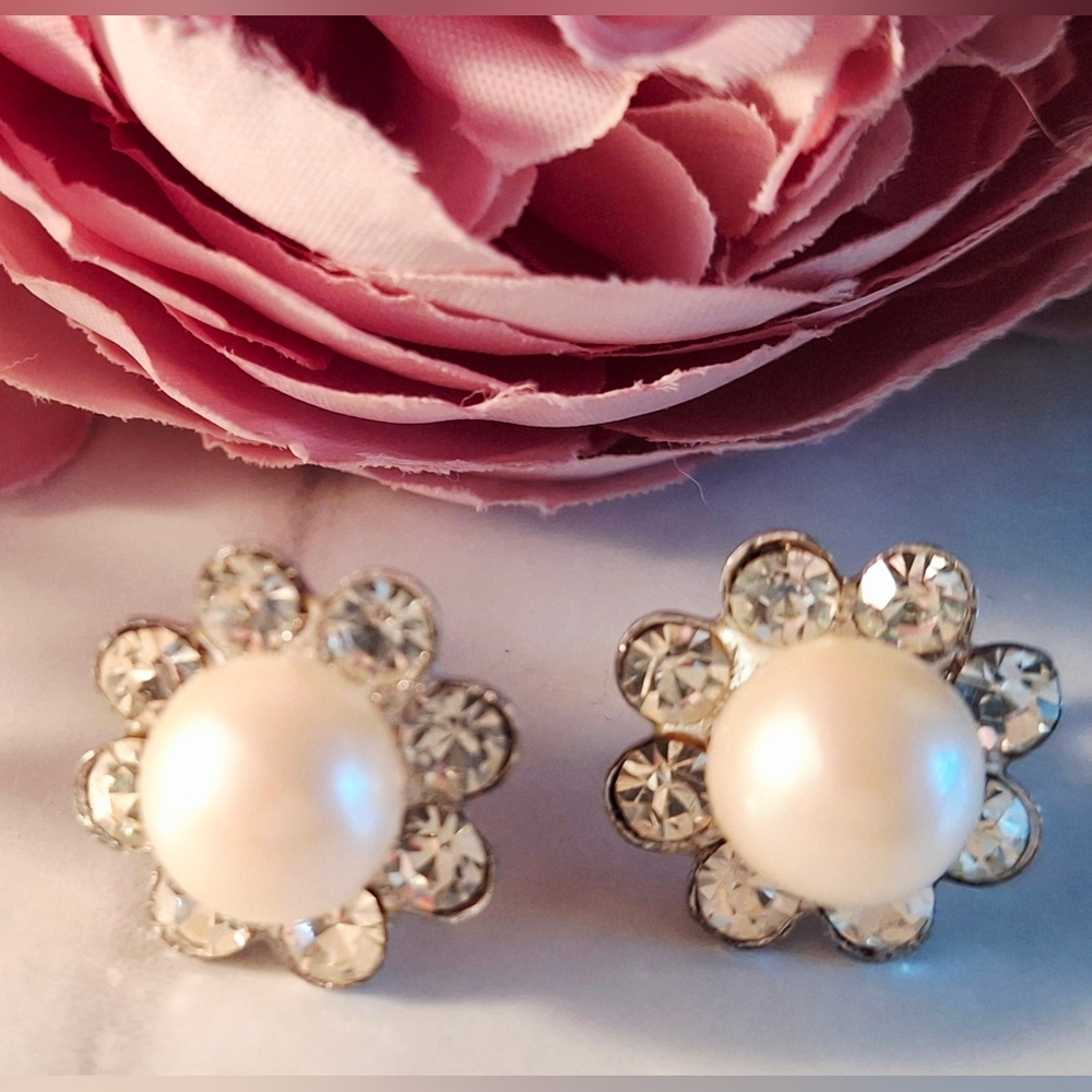 Vintage 80s ✨️🌸Sparkly Pearl Flower Stud Earrings